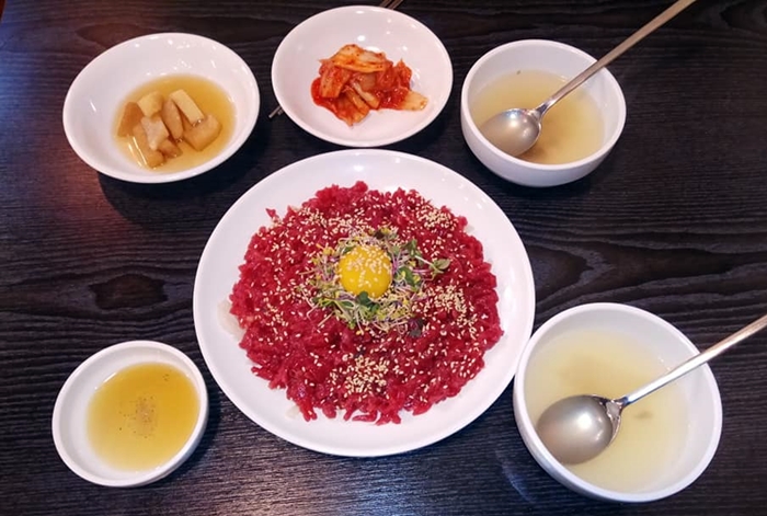 Yukhoe es un platillo de carne roja cruda que se encuentra en diferentes puestos del Mercado de Gwangjang.